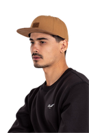 Reell Suede Cap, 80% cotton 20% suede 6-panel ball cap geïnspireerd op jaren 50 stijlen met flat suede rand aan klep kleur-geblokeerd design embossed Reell Script Logo Patch op voorkant en script logo flag snapback closure one size fits most, verkrijgbaar bij Revert 95 Haarlem