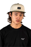 Reell Pitchout Cap, relaxed 6-panel snapback met curved peak embroidered Reell logo op voorkant en adjustable snapback closure one size fits most, verkrijgbaar bij Revert 95 Haarlem