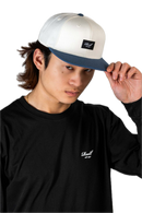 Reell Pitchout Cap, relaxed 6-panel snapback met curved peak embroidered Reell logo op voorkant en adjustable snapback closure one size fits most, verkrijgbaar bij Revert 95 Haarlem