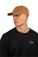 Reell Single Script Cap, 6-panel snapback met curved peak embroidered Reell script logo op voorkant embroidered ventilation eyelets en adjustable snapback closure verkrijgbaar in Black Cord Blue Grey Cord Blue Steel en Vintage Burgundy Cord, verkrijgbaar bij Revert 95 Haarlem