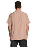 RVCA Vacancy Short Sleeve Shirt in Pale Mauve, linen viscose blend relaxed fit button-up shirt met traditional collar en short sleeves in gedempte lichtpaarse mauve kleur, verkrijgbaar bij Revert 95 Haarlem
