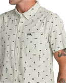 RVCA That'll Do Seersucker Short Sleeve Shirt, lichtgewicht 100% katoen seersucker button-up met traditionele kraag kokos knopen borstzak en scalloped hem, regular fit voor warm weer, verkrijgbaar bij Revert 95 Haarlem