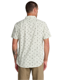 RVCA That'll Do Seersucker Short Sleeve Shirt, lichtgewicht 100% katoen seersucker button-up met traditionele kraag kokos knopen borstzak en scalloped hem, regular fit voor warm weer, verkrijgbaar bij Revert 95 Haarlem