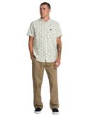 RVCA That'll Do Seersucker Short Sleeve Shirt, lichtgewicht 100% katoen seersucker button-up met traditionele kraag kokos knopen borstzak en scalloped hem, regular fit voor warm weer, verkrijgbaar bij Revert 95 Haarlem