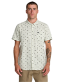 RVCA That'll Do Seersucker Short Sleeve Shirt, lichtgewicht 100% katoen seersucker button-up met traditionele kraag kokos knopen borstzak en scalloped hem, regular fit voor warm weer, verkrijgbaar bij Revert 95 Haarlem