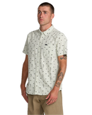 RVCA That'll Do Seersucker Short Sleeve Shirt, lichtgewicht 100% katoen seersucker button-up met traditionele kraag kokos knopen borstzak en scalloped hem, regular fit voor warm weer, verkrijgbaar bij Revert 95 Haarlem