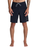 RVCA Steady Stripe Trunk, 94% recycled polyester 6% elastane 18 inch boardshort met zip-fly drawcord closure side seam pockets back welt pockets met interior pocket bag motor patch op linkerbeen en clean stripe patroon in regular fit mid-rise waist verkrijgbaar in Aloe en Black, verkrijgbaar bij Revert 95 Haarlem