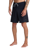 RVCA Steady Stripe Trunk, 94% recycled polyester 6% elastane 18 inch boardshort met zip-fly drawcord closure side seam pockets back welt pockets met interior pocket bag motor patch op linkerbeen en clean stripe patroon in regular fit mid-rise waist verkrijgbaar in Aloe en Black, verkrijgbaar bij Revert 95 Haarlem
