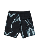 RVCA x Clay Marzo Trunk in Black Resin 21 inch, 94% recycled polyester 6% elastane 4-way stretch regular fit boardshort met fly gusset patch achterzak VA patch cut-and-sew zijpanelen en Clay x RVCA patch op linkerbeen, verkrijgbaar bij Revert 95 Haarlem