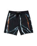 RVCA x Clay Marzo Trunk in Black Resin 21 inch, 94% recycled polyester 6% elastane 4-way stretch regular fit boardshort met fly gusset patch achterzak VA patch cut-and-sew zijpanelen en Clay x RVCA patch op linkerbeen, verkrijgbaar bij Revert 95 Haarlem