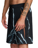RVCA x Clay Marzo Trunk in Black Resin 21 inch, 94% recycled polyester 6% elastane 4-way stretch regular fit boardshort met fly gusset patch achterzak VA patch cut-and-sew zijpanelen en Clay x RVCA patch op linkerbeen, verkrijgbaar bij Revert 95 Haarlem