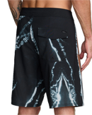 RVCA x Clay Marzo Trunk in Black Resin 21 inch, 94% recycled polyester 6% elastane 4-way stretch regular fit boardshort met fly gusset patch achterzak VA patch cut-and-sew zijpanelen en Clay x RVCA patch op linkerbeen, verkrijgbaar bij Revert 95 Haarlem