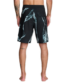 RVCA x Clay Marzo Trunk in Black Resin 21 inch, 94% recycled polyester 6% elastane 4-way stretch regular fit boardshort met fly gusset patch achterzak VA patch cut-and-sew zijpanelen en Clay x RVCA patch op linkerbeen, verkrijgbaar bij Revert 95 Haarlem