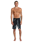 RVCA x Clay Marzo Trunk in Black Resin 21 inch, 94% recycled polyester 6% elastane 4-way stretch regular fit boardshort met fly gusset patch achterzak VA patch cut-and-sew zijpanelen en Clay x RVCA patch op linkerbeen, verkrijgbaar bij Revert 95 Haarlem