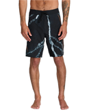 RVCA x Clay Marzo Trunk in Black Resin 21 inch, 94% recycled polyester 6% elastane 4-way stretch regular fit boardshort met fly gusset patch achterzak VA patch cut-and-sew zijpanelen en Clay x RVCA patch op linkerbeen, verkrijgbaar bij Revert 95 Haarlem