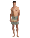 RVCA Exotica 17 inch Boardshort in Jade, cotton blend stretch boardshort met drawcord closure gusset fly side patch pocket en Exotica trims in diepe gedempte groene Jade colorway, verkrijgbaar bij Revert 95 Haarlem