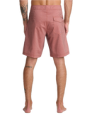 RVCA Trax 18 inch Boardshort in Rust, 52% cotton 43% polyester 5% elastane boardshort met drawcord closure button fly mini motors patch op linkerbeen en back patch pocket met RVCA solo label in warme roestige Rust colorway, verkrijgbaar bij Revert 95 Haarlem
