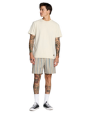 RVCA Exotica Seersucker Elastic 17 inch Short in Light Khaki Stripes, polyester seersucker short met elasticated waist adjustable drawcord schuine frontpockets grote mesh side pockets back pocket met flap en button closure drain eyelet en Exotica label op linkerbeen in gedempte kaki stripe colorway, verkrijgbaar bij Revert 95 Haarlem