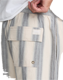RVCA Sands Elastic 17 inch Short in Ceramic, cotton-linen blend breathable vintage-soft zomershort met allover striped pattern elasticated waist adjustable drawcord side seam pockets back flap pocket velcro closure Vacancy label en Mini Motors patch in gedempte crème Ceramic colorway, verkrijgbaar bij Revert 95 Haarlem
