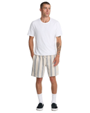 RVCA Sands Elastic 17 inch Short in Ceramic, cotton-linen blend breathable vintage-soft zomershort met allover striped pattern elasticated waist adjustable drawcord side seam pockets back flap pocket velcro closure Vacancy label en Mini Motors patch in gedempte crème Ceramic colorway, verkrijgbaar bij Revert 95 Haarlem
