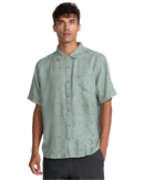 RVCA Mellowist Short Sleeve Shirt in Jade, all-over jacquard geweven patroon button-up shirt uit de Exotica Collection met unieke trims en solo RVCA label op borstzak, verkrijgbaar bij Revert 95 Haarlem