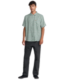 RVCA Mellowist Short Sleeve Shirt in Jade, all-over jacquard geweven patroon button-up shirt uit de Exotica Collection met unieke trims en solo RVCA label op borstzak, verkrijgbaar bij Revert 95 Haarlem