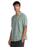 RVCA Mellowist Short Sleeve Shirt in Jade, all-over jacquard geweven patroon button-up shirt uit de Exotica Collection met unieke trims en solo RVCA label op borstzak, verkrijgbaar bij Revert 95 Haarlem