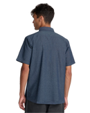 RVCA Rosa Chambray Shirt in Indigo, lichtgewicht 100% katoenen chambray overhemdje met Rosa botanische print regular fit en kort mouw button-up sluiting, verkrijgbaar bij Revert 95 Haarlem