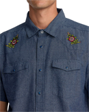 RVCA Rosa Chambray Shirt in Indigo, lichtgewicht 100% katoenen chambray overhemdje met Rosa botanische print regular fit en kort mouw button-up sluiting, verkrijgbaar bij Revert 95 Haarlem