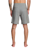 RVCA Steady Stripe Trunk, 94% recycled polyester 6% elastane 18 inch boardshort met zip-fly drawcord closure side seam pockets back welt pockets met interior pocket bag motor patch op linkerbeen en clean stripe patroon in regular fit mid-rise waist verkrijgbaar in Aloe en Black, verkrijgbaar bij Revert 95 Haarlem