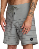 RVCA Steady Stripe Trunk, 94% recycled polyester 6% elastane 18 inch boardshort met zip-fly drawcord closure side seam pockets back welt pockets met interior pocket bag motor patch op linkerbeen en clean stripe patroon in regular fit mid-rise waist verkrijgbaar in Aloe en Black, verkrijgbaar bij Revert 95 Haarlem