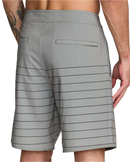 RVCA Steady Stripe Trunk, 94% recycled polyester 6% elastane 18 inch boardshort met zip-fly drawcord closure side seam pockets back welt pockets met interior pocket bag motor patch op linkerbeen en clean stripe patroon in regular fit mid-rise waist verkrijgbaar in Aloe en Black, verkrijgbaar bij Revert 95 Haarlem