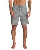 RVCA Steady Stripe Trunk, 94% recycled polyester 6% elastane 18 inch boardshort met zip-fly drawcord closure side seam pockets back welt pockets met interior pocket bag motor patch op linkerbeen en clean stripe patroon in regular fit mid-rise waist verkrijgbaar in Aloe en Black, verkrijgbaar bij Revert 95 Haarlem