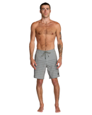 RVCA Steady Stripe Trunk, 94% recycled polyester 6% elastane 18 inch boardshort met zip-fly drawcord closure side seam pockets back welt pockets met interior pocket bag motor patch op linkerbeen en clean stripe patroon in regular fit mid-rise waist verkrijgbaar in Aloe en Black, verkrijgbaar bij Revert 95 Haarlem