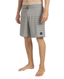 RVCA Steady Stripe Trunk, 94% recycled polyester 6% elastane 18 inch boardshort met zip-fly drawcord closure side seam pockets back welt pockets met interior pocket bag motor patch op linkerbeen en clean stripe patroon in regular fit mid-rise waist verkrijgbaar in Aloe en Black, verkrijgbaar bij Revert 95 Haarlem