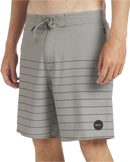 RVCA Steady Stripe Trunk, 94% recycled polyester 6% elastane 18 inch boardshort met zip-fly drawcord closure side seam pockets back welt pockets met interior pocket bag motor patch op linkerbeen en clean stripe patroon in regular fit mid-rise waist verkrijgbaar in Aloe en Black, verkrijgbaar bij Revert 95 Haarlem