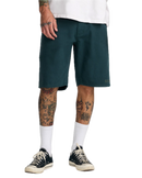 RVCA Kaleb 5 Pocket Short 21 inch in Hunter Green, relaxed fit katoenen walkshort met 5-pocket design chainstitch VA borduursels en artwork van ANP kunstenaar Kaleb Ressler, verkrijgbaar bij Revert 95 Haarlem