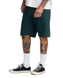 RVCA Kaleb 5 Pocket Short 21 inch in Hunter Green, relaxed fit katoenen walkshort met 5-pocket design chainstitch VA borduursels en artwork van ANP kunstenaar Kaleb Ressler, verkrijgbaar bij Revert 95 Haarlem