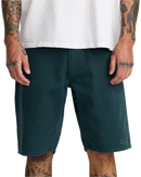RVCA Kaleb 5 Pocket Short 21 inch in Hunter Green, relaxed fit katoenen walkshort met 5-pocket design chainstitch VA borduursels en artwork van ANP kunstenaar Kaleb Ressler, verkrijgbaar bij Revert 95 Haarlem