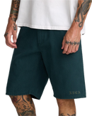 RVCA Kaleb 5 Pocket Short 21 inch in Hunter Green, relaxed fit katoenen walkshort met 5-pocket design chainstitch VA borduursels en artwork van ANP kunstenaar Kaleb Ressler, verkrijgbaar bij Revert 95 Haarlem