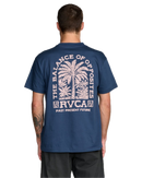 RVCA Palmgrove Short Sleeve T-Shirt, heavyweight 100% biologisch katoen 200 g/m² relaxed fit T-shirt met palm botanical print op linkerborst en grote graphic op de rug, verkrijgbaar bij Revert 95 Haarlem