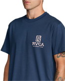 RVCA Palmgrove Short Sleeve T-Shirt, heavyweight 100% biologisch katoen 200 g/m² relaxed fit T-shirt met palm botanical print op linkerborst en grote graphic op de rug, verkrijgbaar bij Revert 95 Haarlem