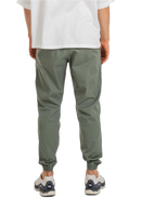 Reell Reflex Original Light Weight broek, lichtgewicht Flex Twill tapered fit met vijf-pocket design en elasticated drawstring waistband verkrijgbaar in Light Olive en Deep Black, verkrijgbaar bij Revert 95 Haarlem
