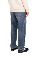 Clean denim, dagelijkse basis. De Reell Denim Solid in Smokey Blue is gemaakt om elke dag te dragen.