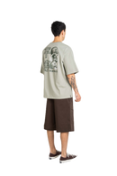 Reell Loose Flex Chino Short PC in Chocolate Brown, 56% katoen 42% polyester 2% elastaan Flex Twill losse rechte chino short met lage kruisnaad verborgen YKK zip-fly zijzakken achterzakken en riemlussen in warme bruine kleur, verkrijgbaar bij Revert 95 Haarlem