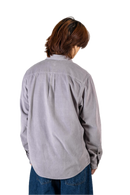 Reell Strike Shirt in Grey Purple, regular straight fit corduroy overhemd van 100% katoen 16-Wale Corduroy met twee knopen per manchet en geweven label op de schouder, verkrijgbaar bij Revert 95 Haarlem