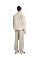 Reell Coach Jacket in Taupe, lichtgewicht waterafstotende nylon windbreaker in klassiek coach jacket silhouet met mesh voering en matte afwerking, verkrijgbaar bij Revert 95 Haarlem