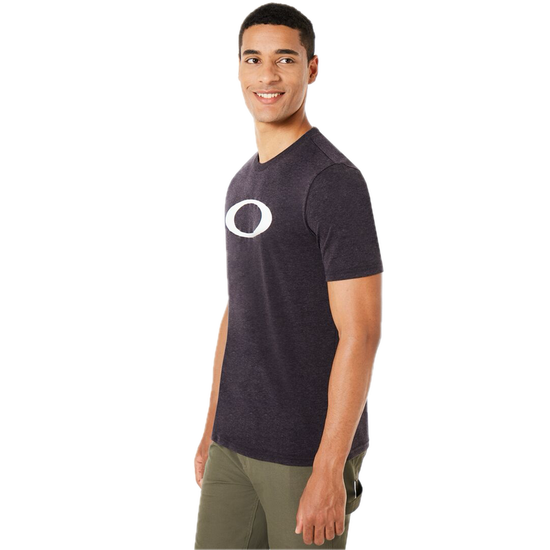 Koop het Oakley O Bold Ellipse T-shirt  en snel bij Revert 95 online of kom hem checken in de winkel in Haarlem.