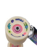 Impala Neptune Surf Skate met Char Bataille artwork, 29.5 inch surfskate van Resin-7 maple met Slant Surf trucks en stoneground 65mm/83A conical wielen, volledig gemonteerd en direct rijklaar, verkrijgbaar bij Revert 95 Haarlem