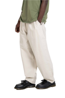 Reell Reflex Meadow broek in Flat White Ripstop, oversized chino-geïnspireerde broek van lichtgewicht ripstop met laag kruis en elastische tailleband, verkrijgbaar bij Revert 95 Haarlem